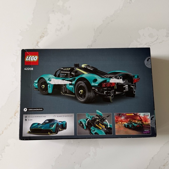 Lego Aston Martin Valkyrie 42208 NEW - Picture 4 of 4
